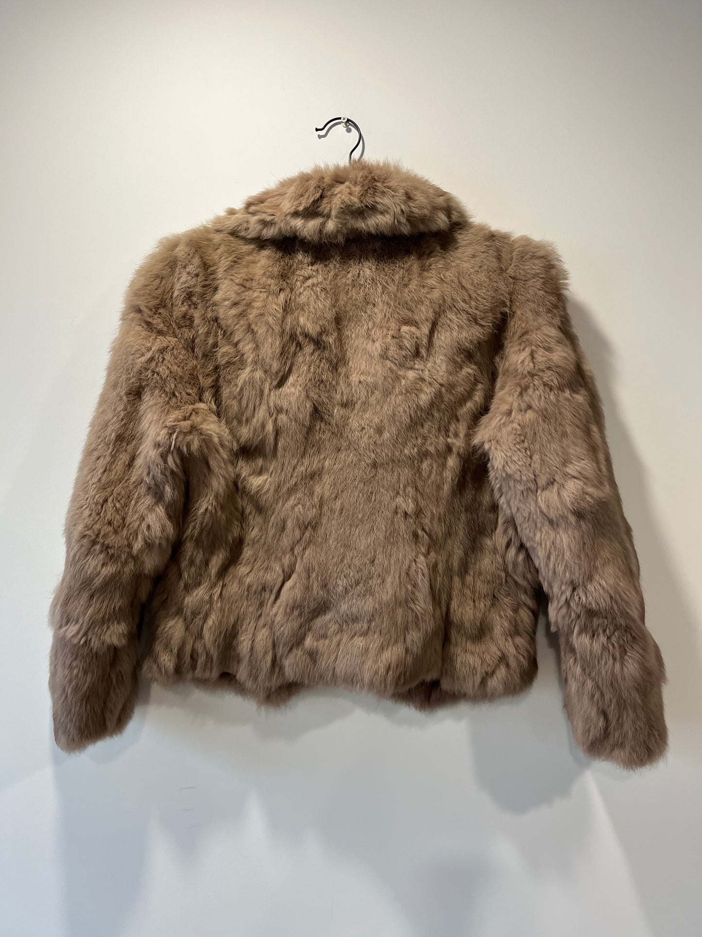 Veste courte en fourrure taupe