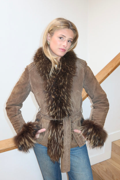 Veste en cuir marron avec bordures en fourrure
