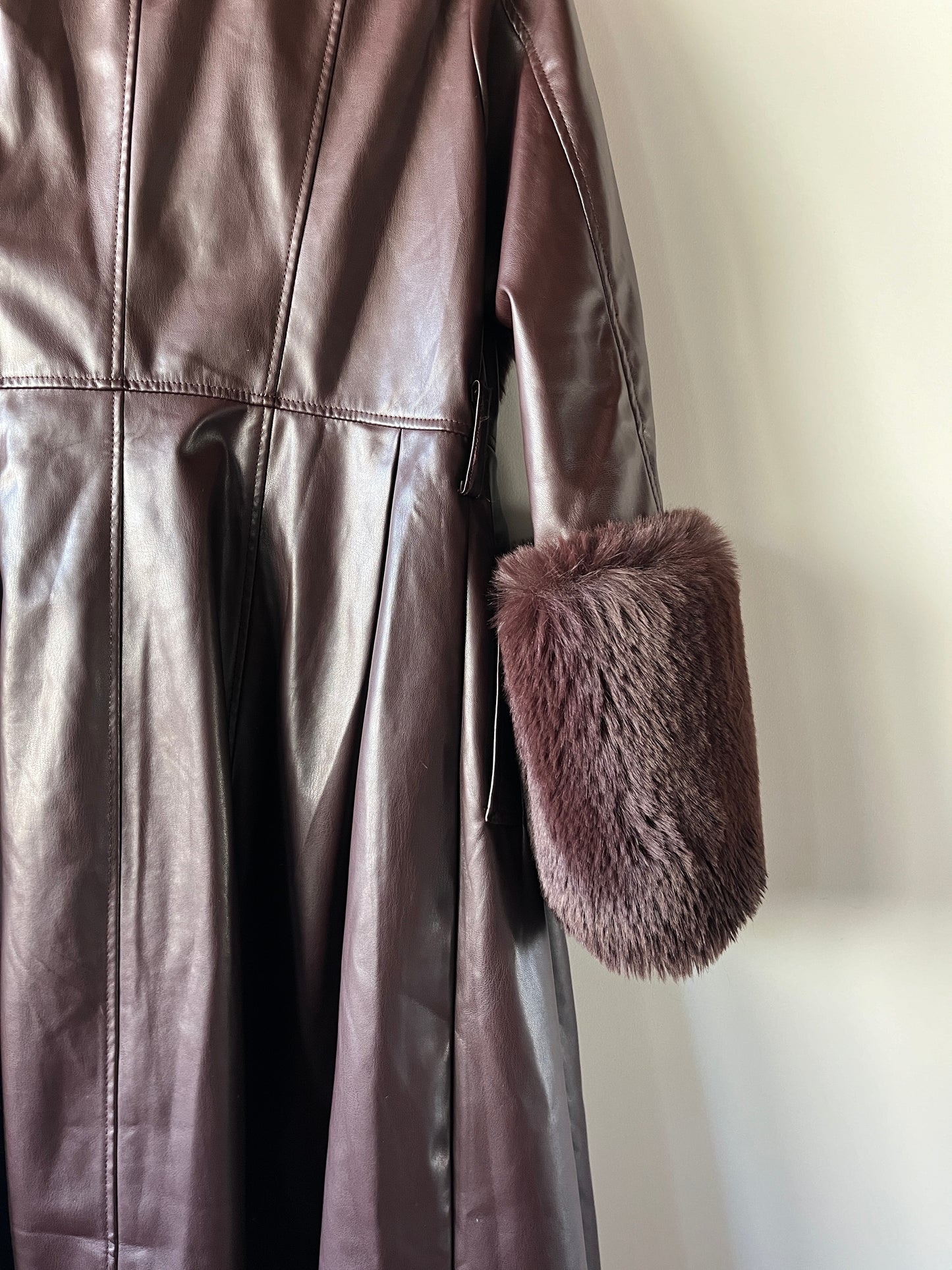 Manteau en simili cuir bordeaux et bordures en fausse fourrure