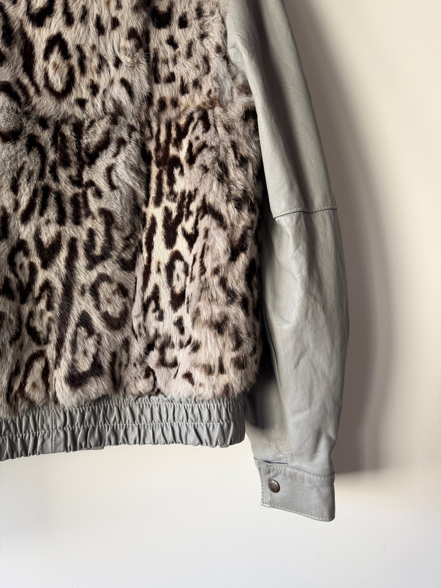 Veste en cuir gris et fourrure imprimée léopard