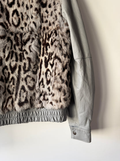Veste en cuir gris et fourrure imprimée léopard