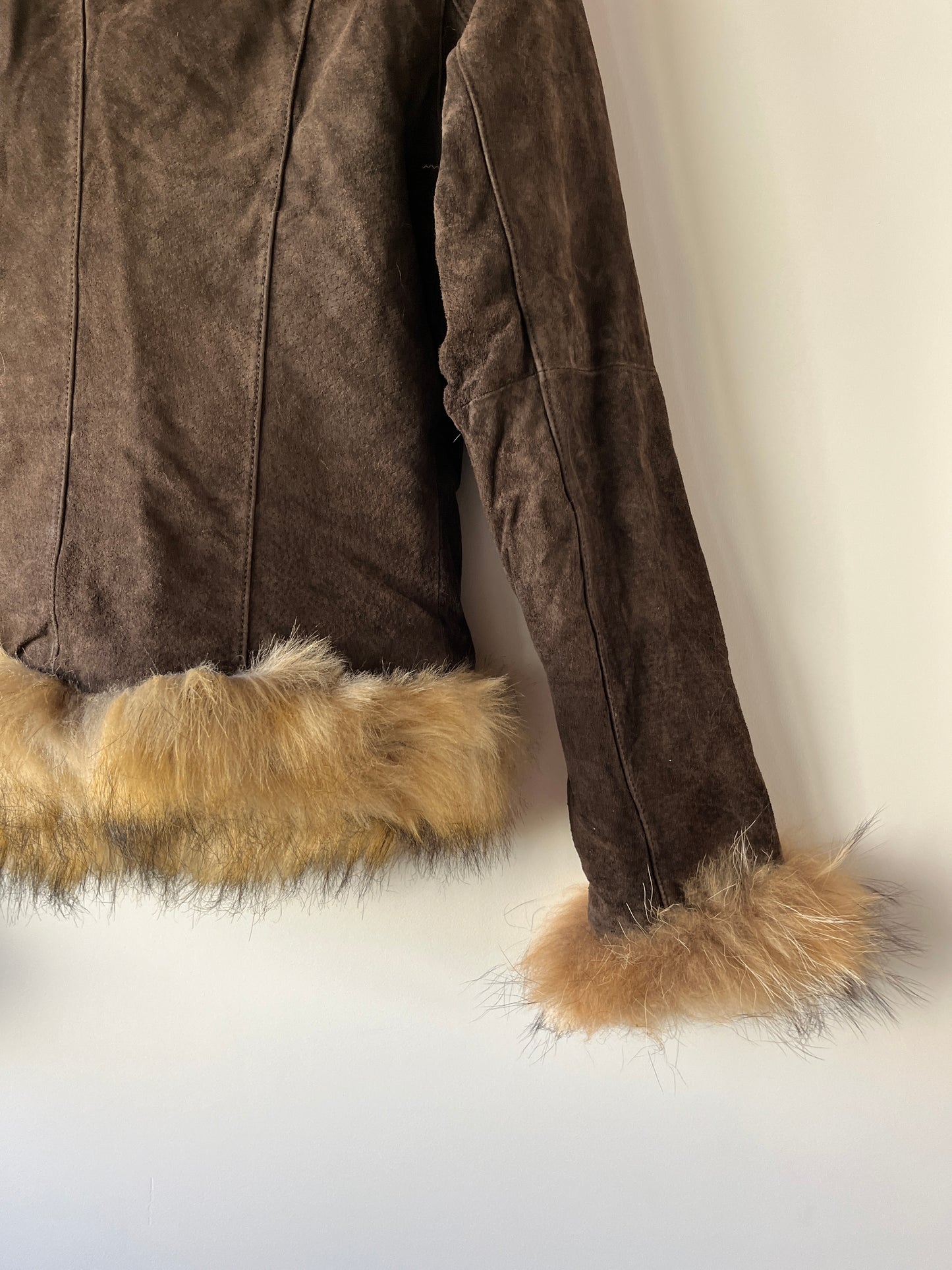 Veste en cuir avec bordures en fourrure