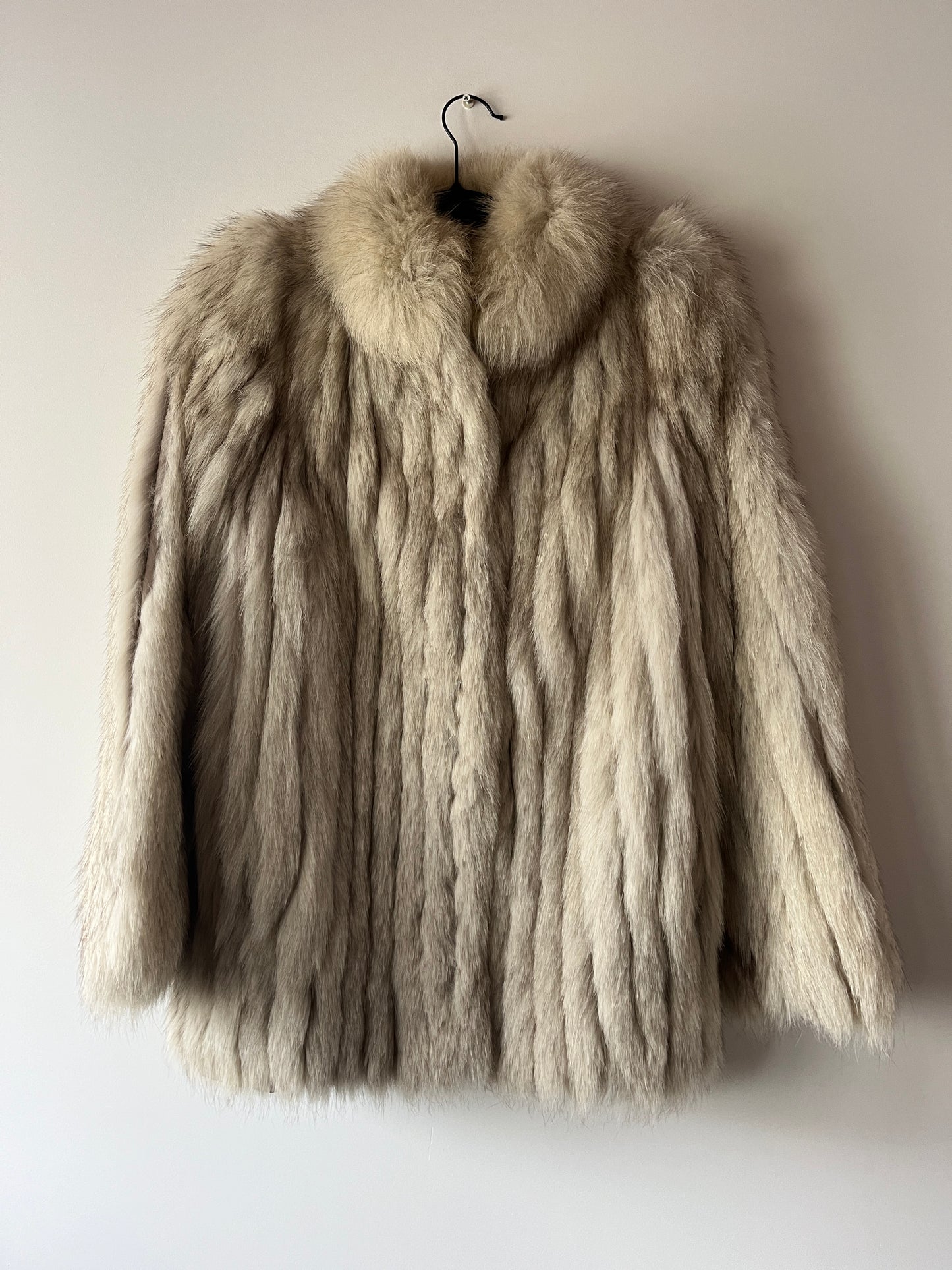 Manteau en fourrure galonné blanc