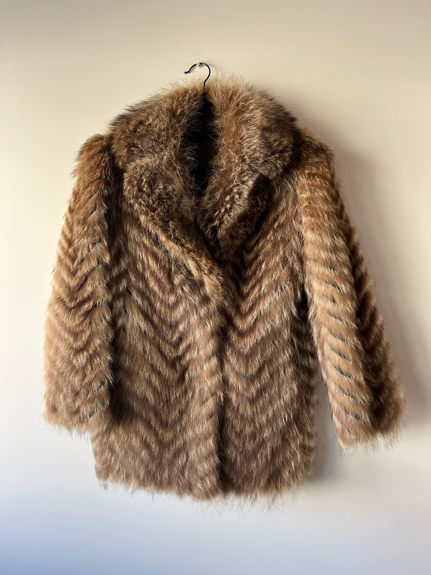 Manteau en fourrure galonné marron