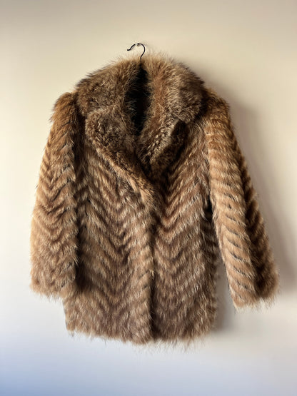 Manteau en fourrure galonné marron