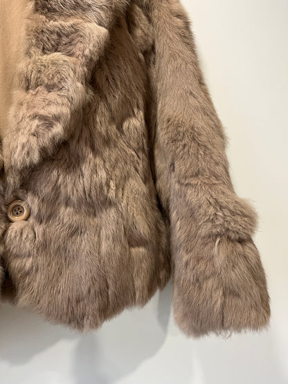 Veste courte en fourrure taupe