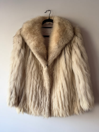 Manteau en fourrure galonné blanc