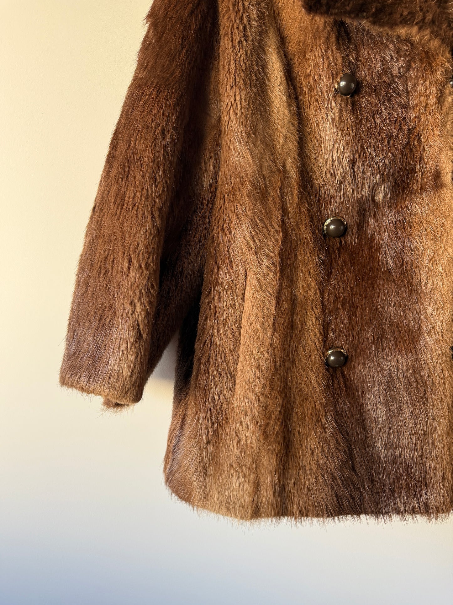 Manteau en fourrure forme caban
