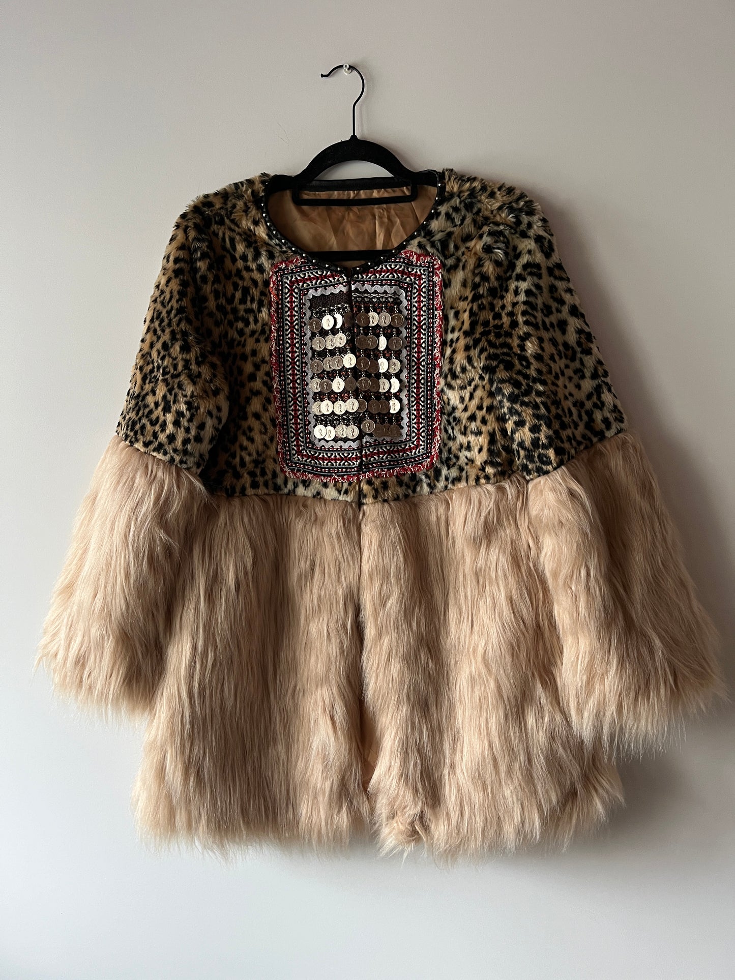 Veste bi-matière léopard brodé et fausse fourrure