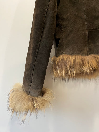Veste en cuir marron avec bordures en fourrure beige