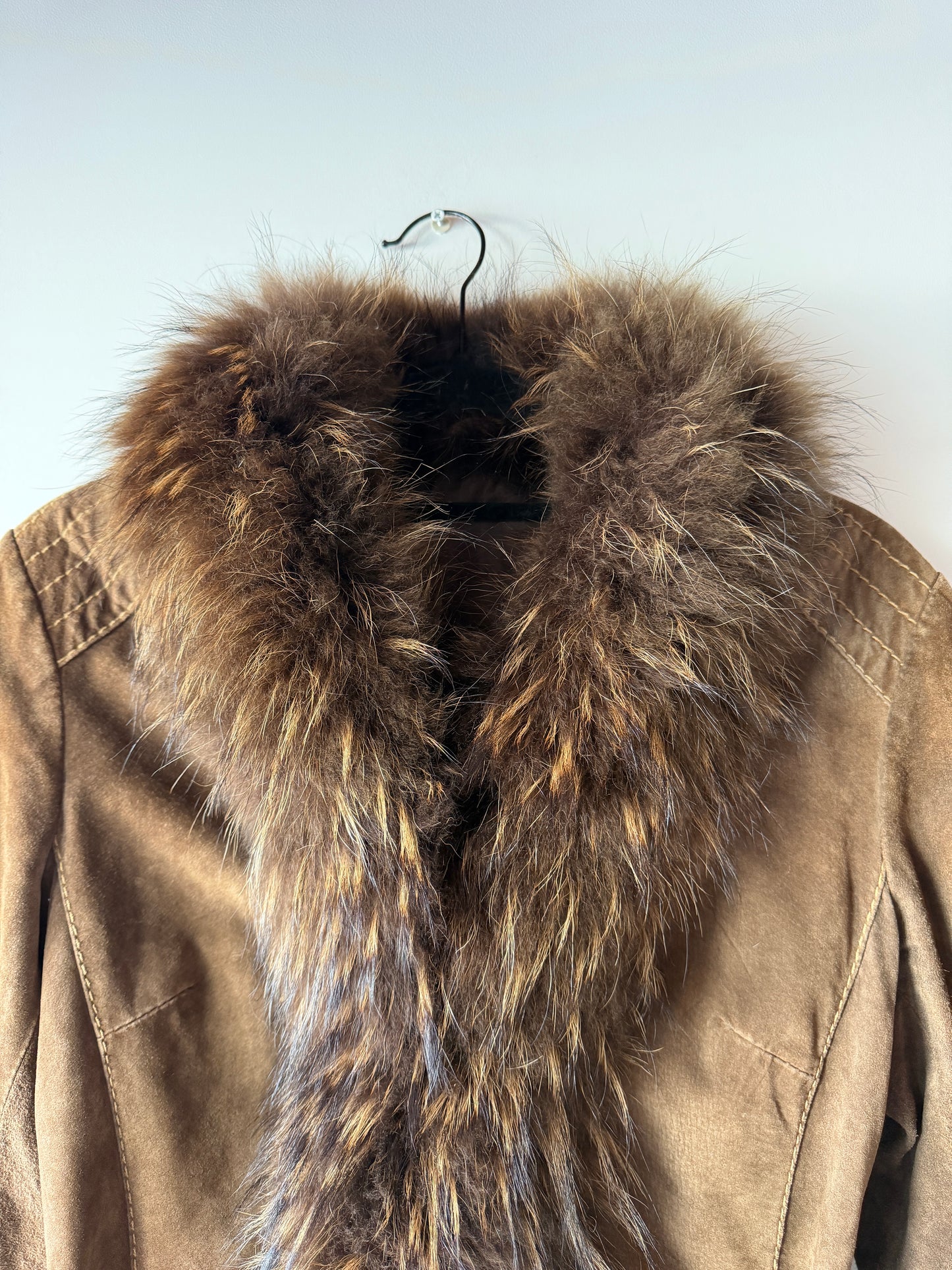 Veste en cuir marron avec bordures en fourrure