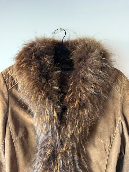 Veste en cuir marron avec bordures en fourrure