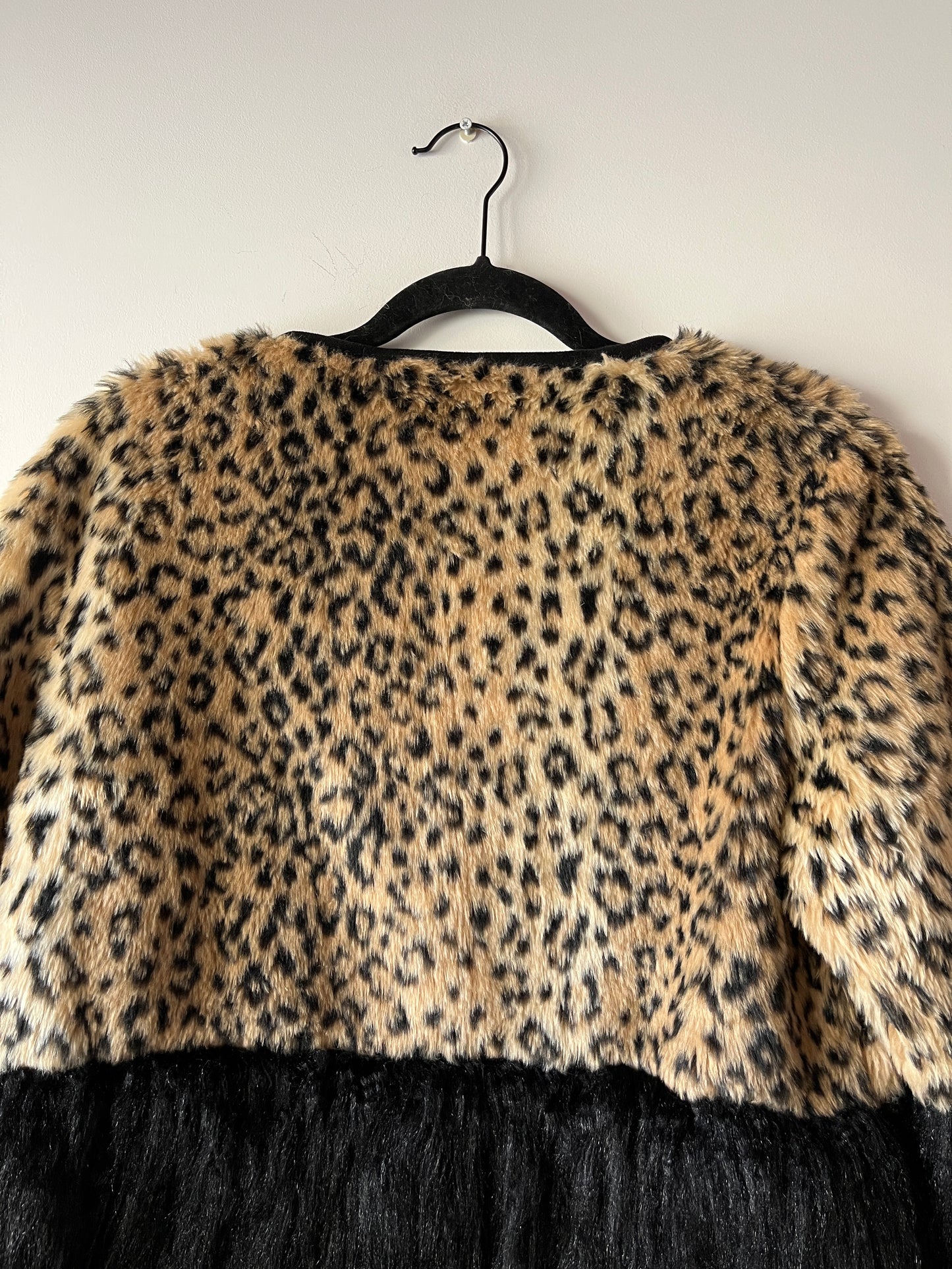 Veste bi-matière léopard brodé et fausse fourrure