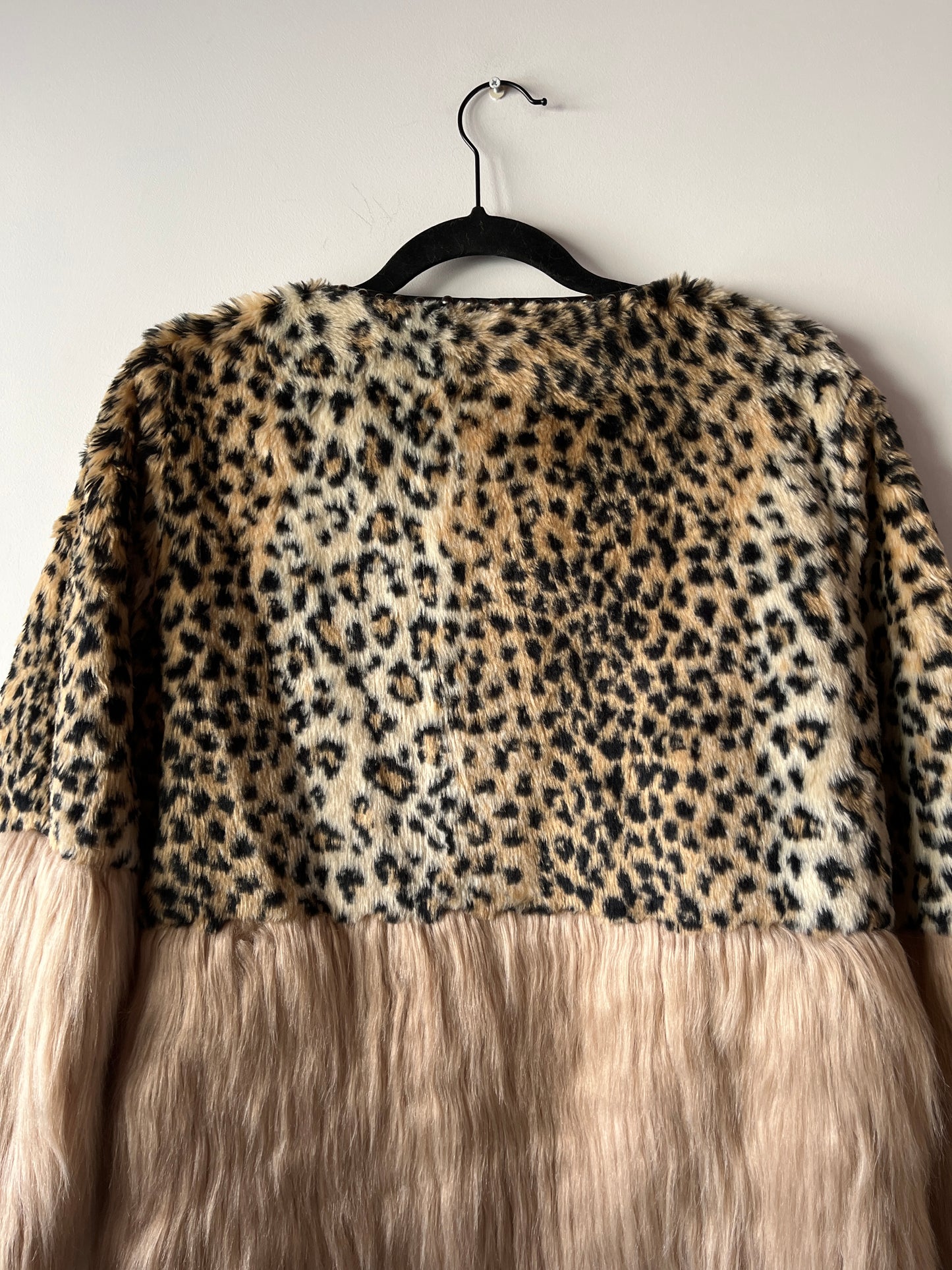 Veste bi-matière léopard brodé et fausse fourrure