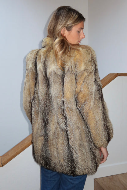 Manteau en fourrure grise, fauve et beige