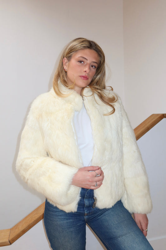 Veste en fourrure blancche