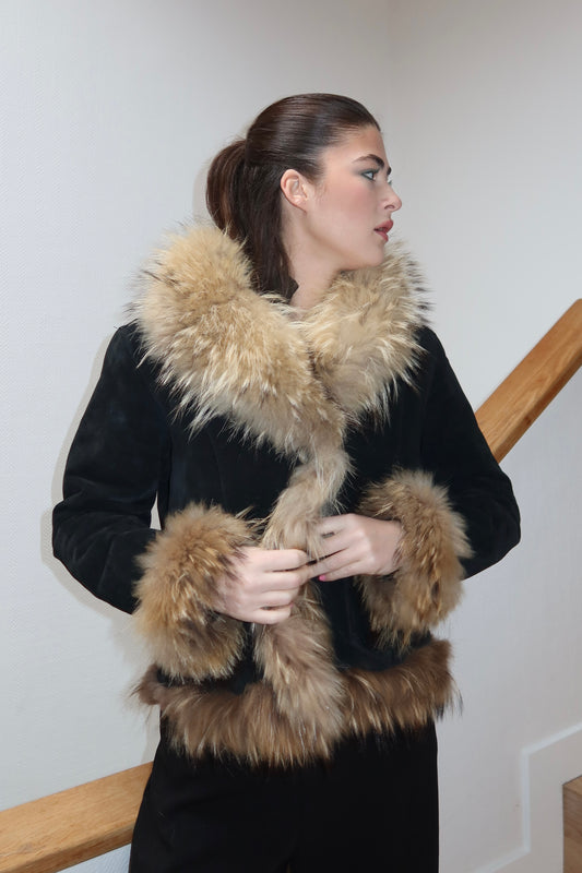Veste en cuir noir avec bordures en fourrure