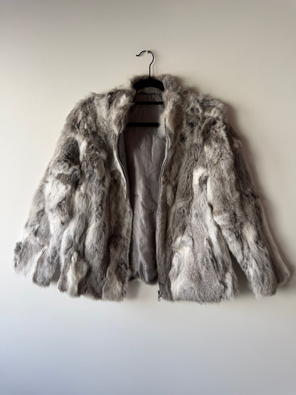 Veste en fourrure grise et blanche