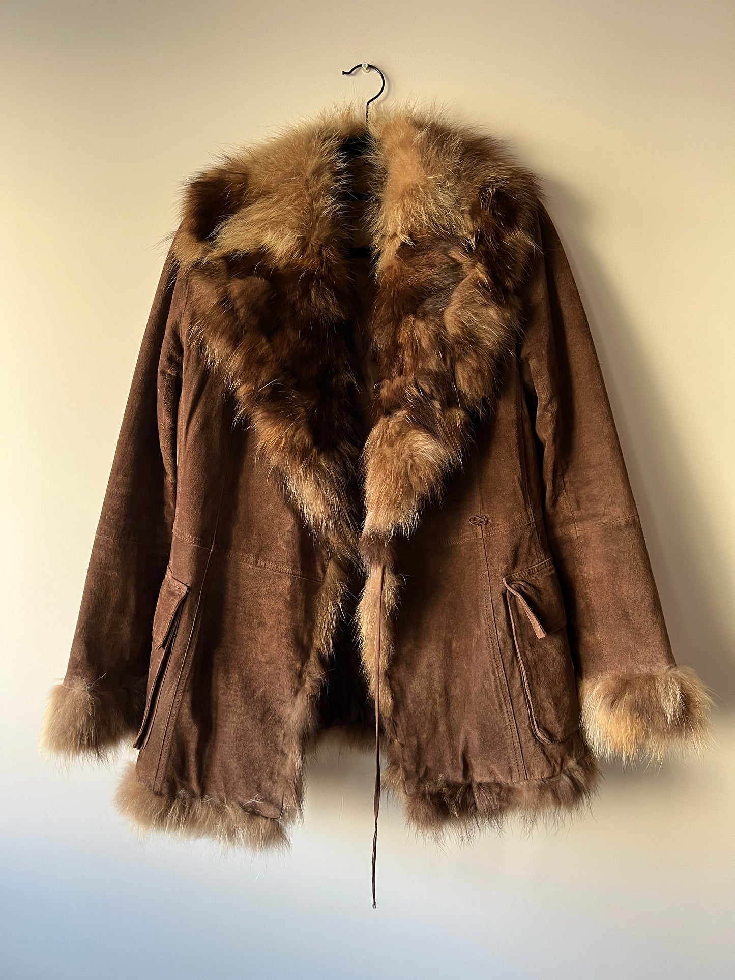 Veste en cuir marron et bordures en fourrure