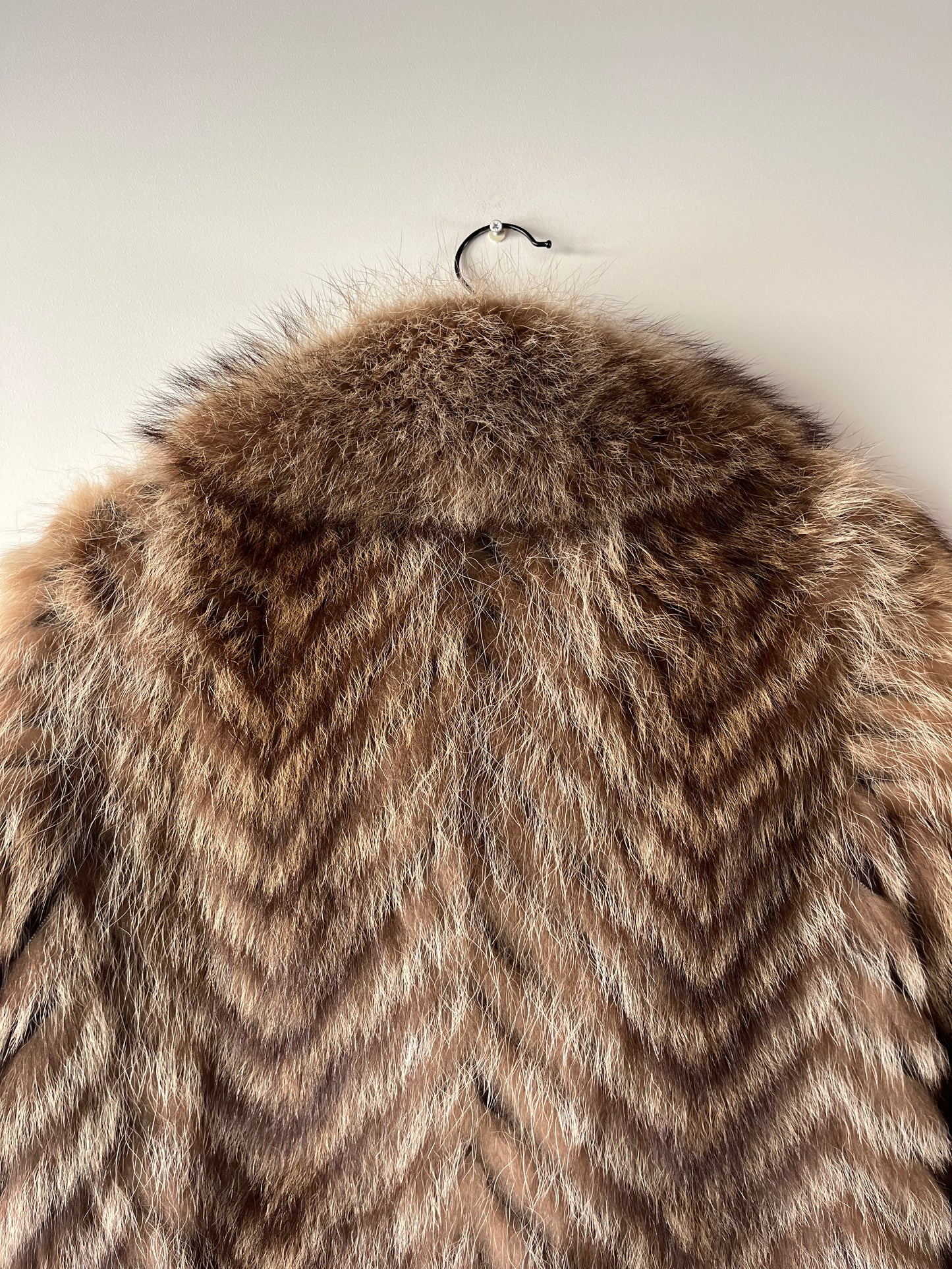 Manteau en fourrure galonné marron