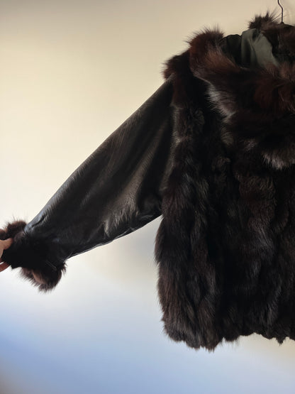 Veste en fourrure et cuir marron à capuche