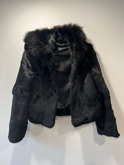 Veste à capuche courte en fourrure noire