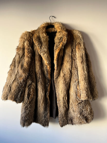 Manteau en fourrure grise, fauve et beige