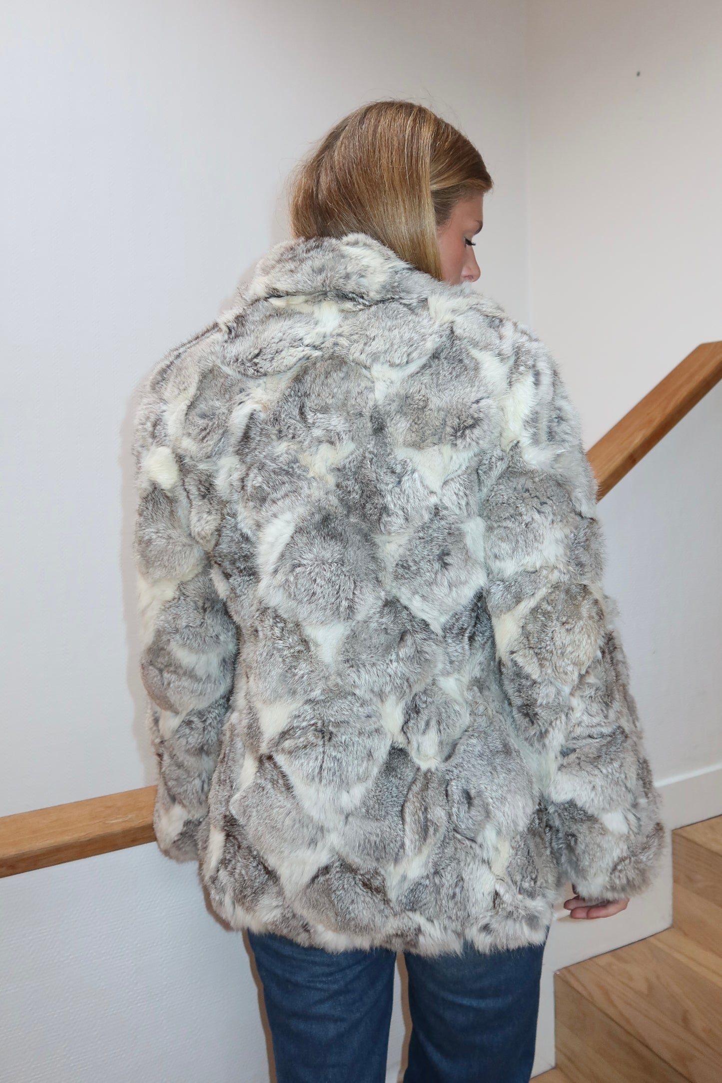 Manteau en fourrure gris et blanc