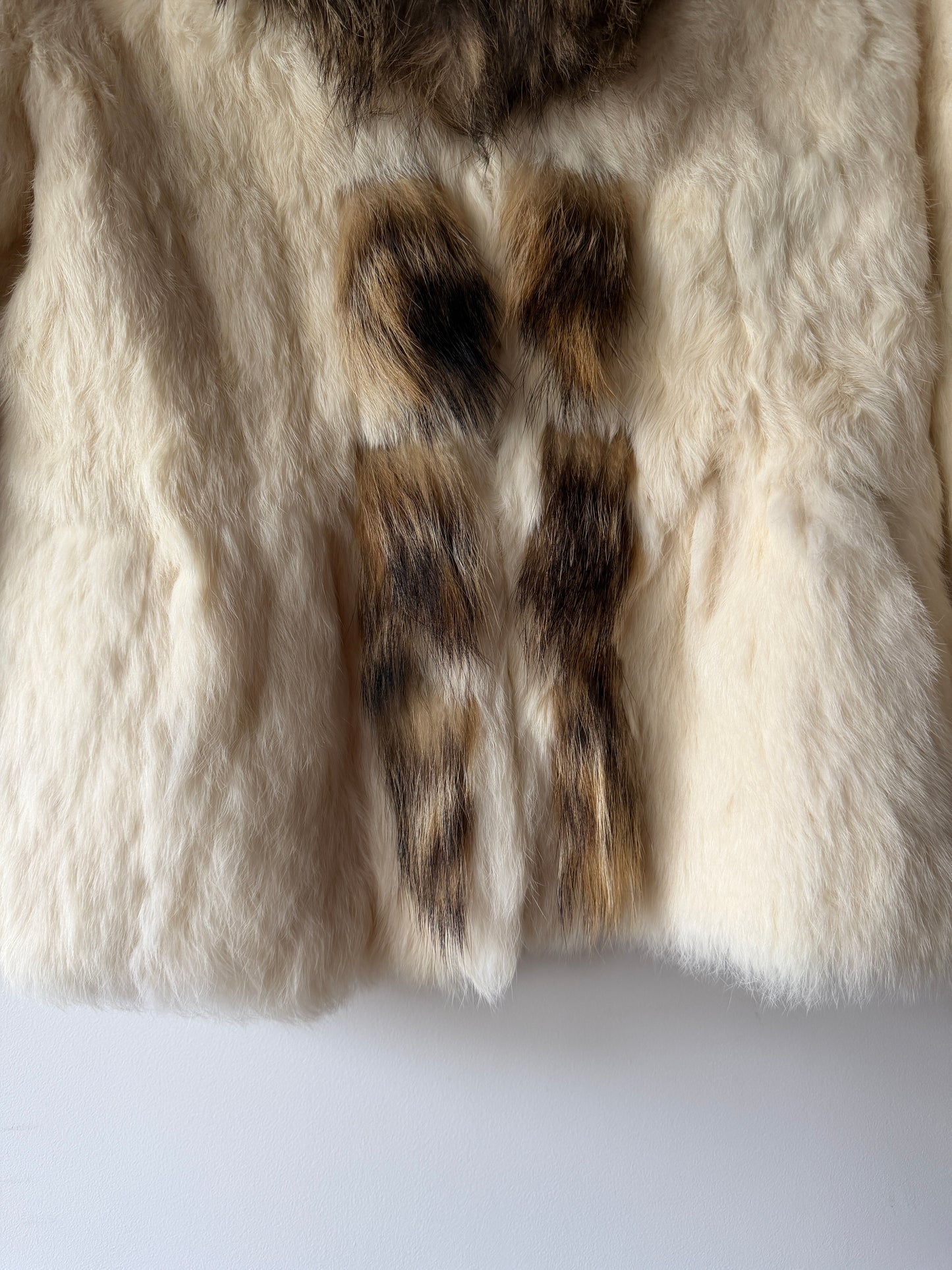 Veste en fourrure blanche et col gris