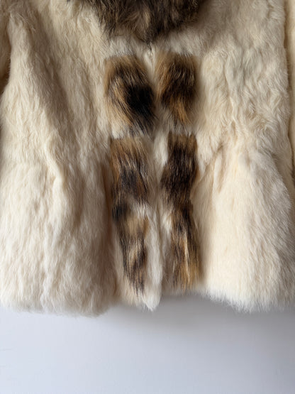 Veste en fourrure blanche et col gris