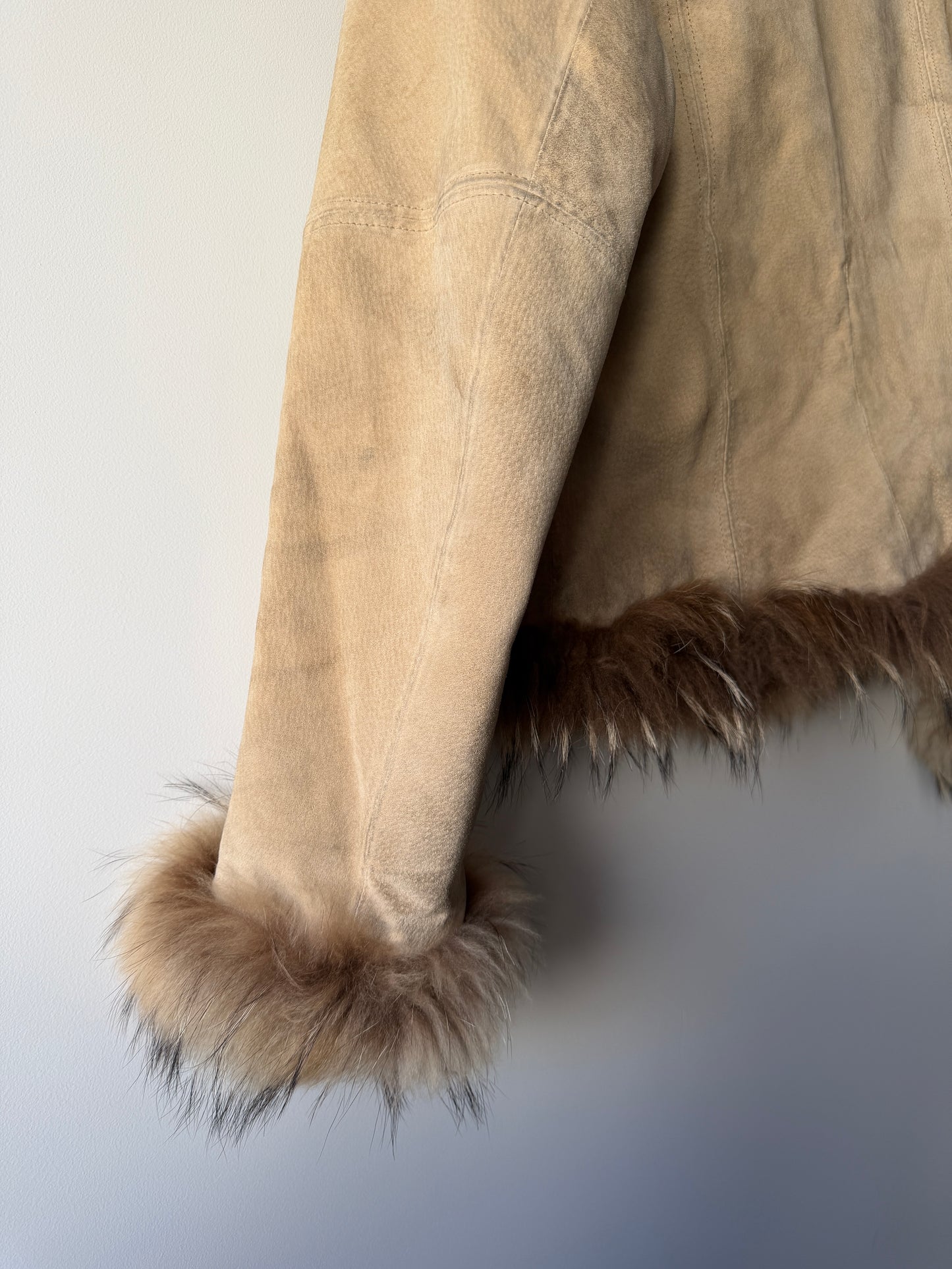 Veste en cuir avec bordures en fourrure beige