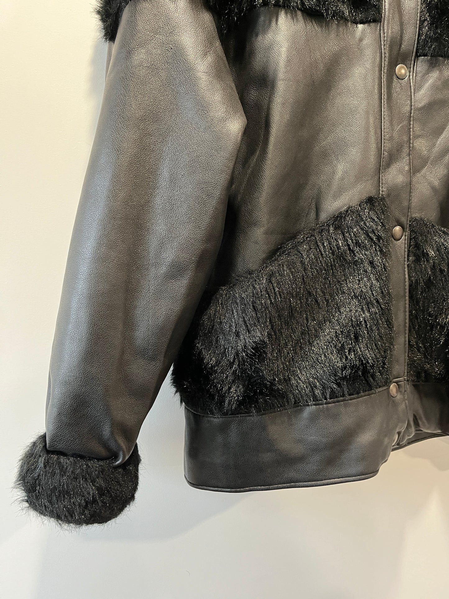 Veste en simili cuir et fausse fourrure
