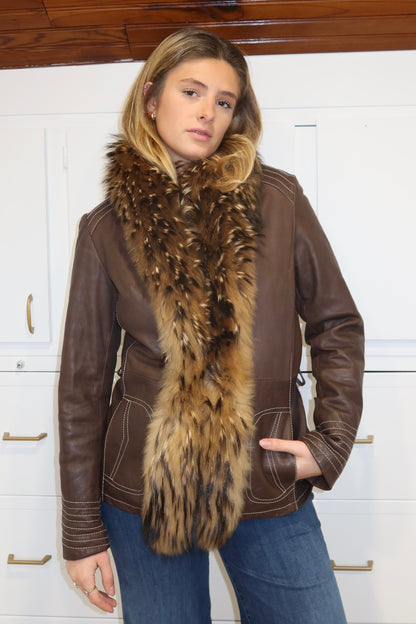 Veste en cuir marron et bordures en fourrure