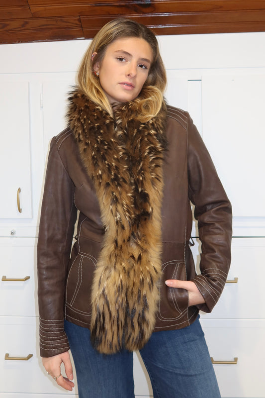 Veste en cuir marron et bordures en fourrure