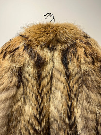 Manteau en fourrure fauve volumineuse