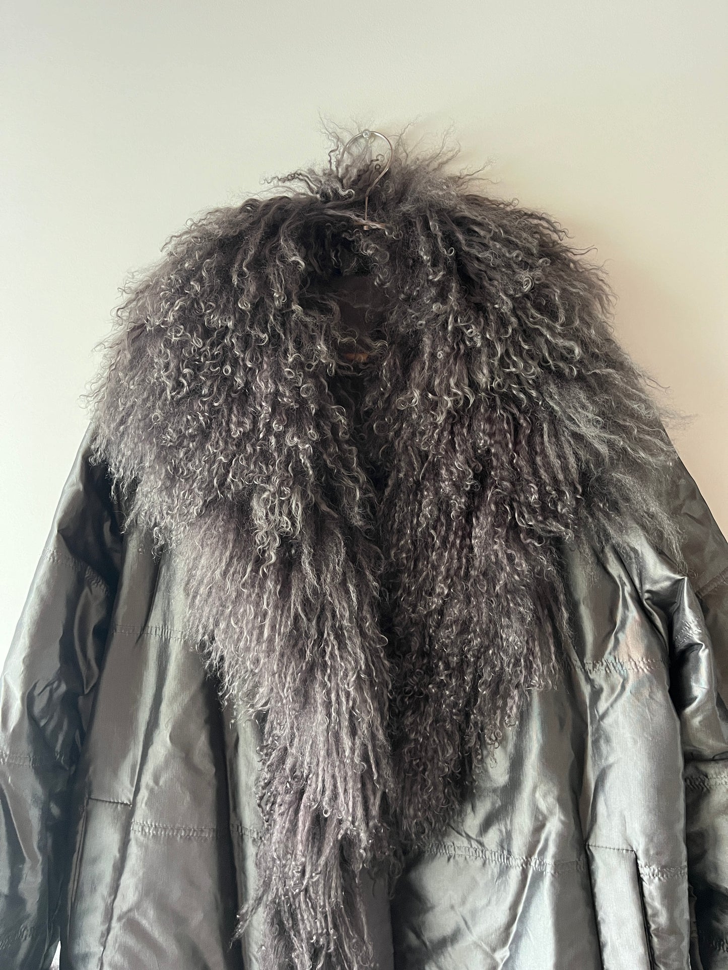 Manteau mi-long gris avec bordures en fourrure
