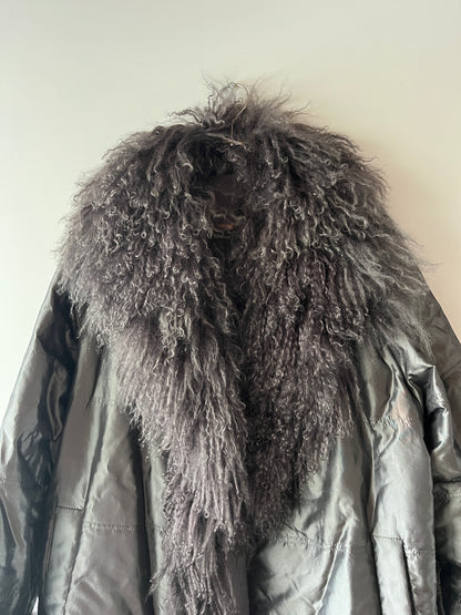 Manteau mi-long gris avec bordures en fourrure