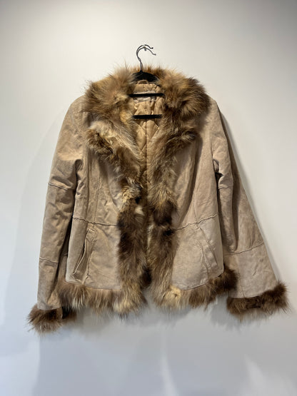 Veste en cuir beige avec bordures en fourrure