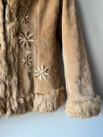 Veste en peau retournée beige et bordures en fourrure