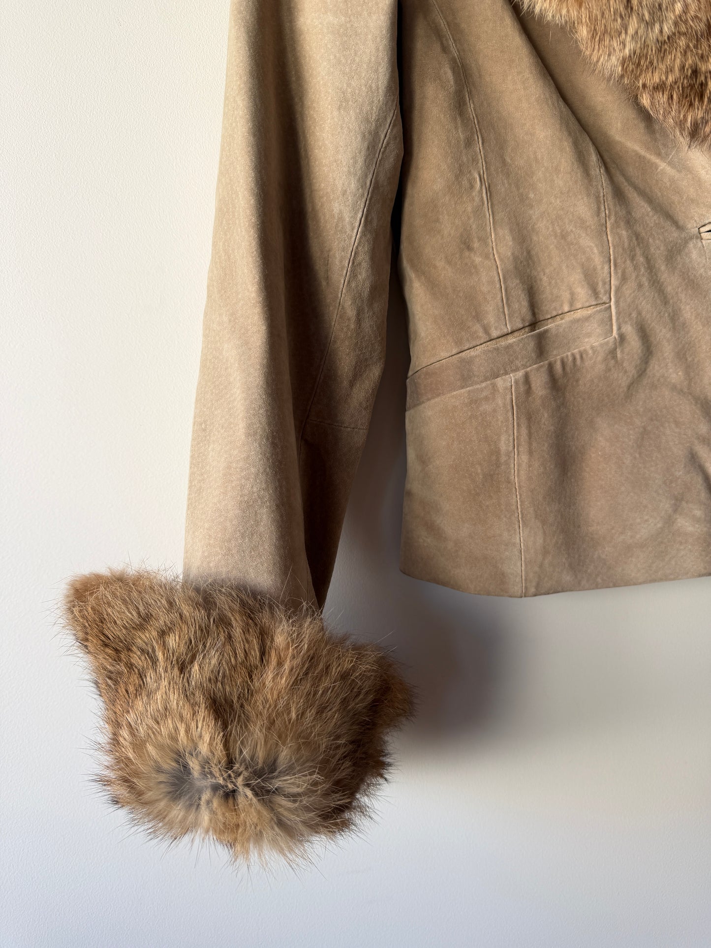 Veste en cuir beige avec bordures en fourrure