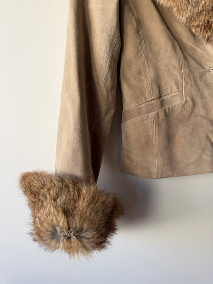 Veste en cuir beige avec bordures en fourrure
