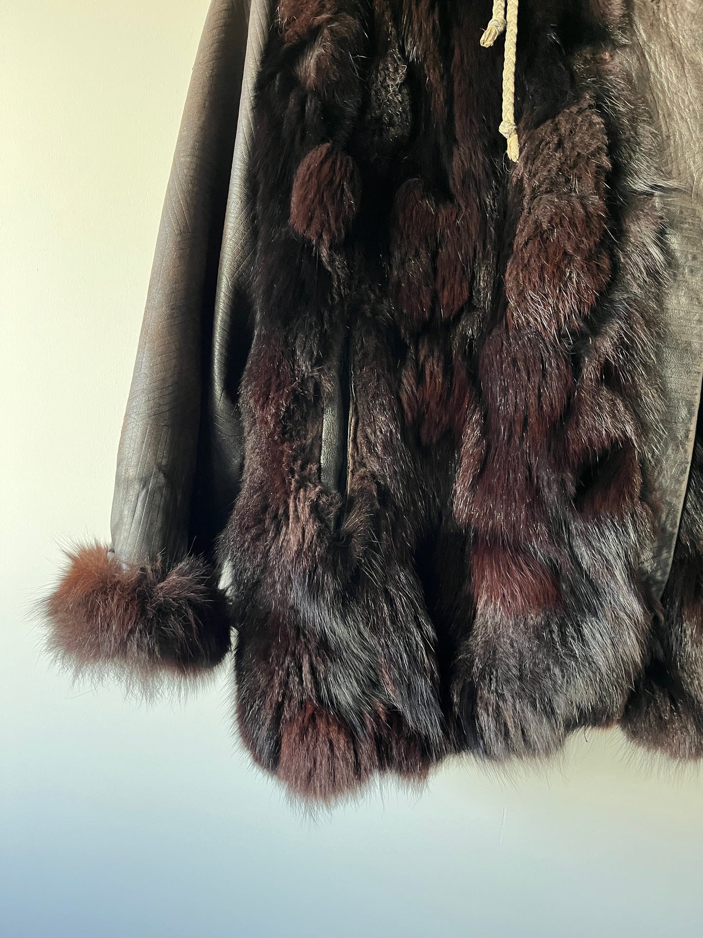 Veste en fourrure et cuir marron à capuche