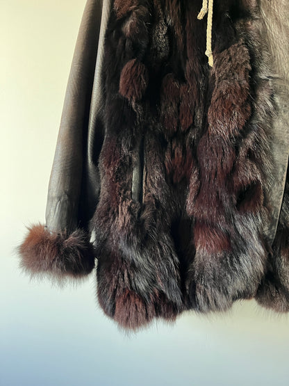 Veste en fourrure et cuir marron à capuche