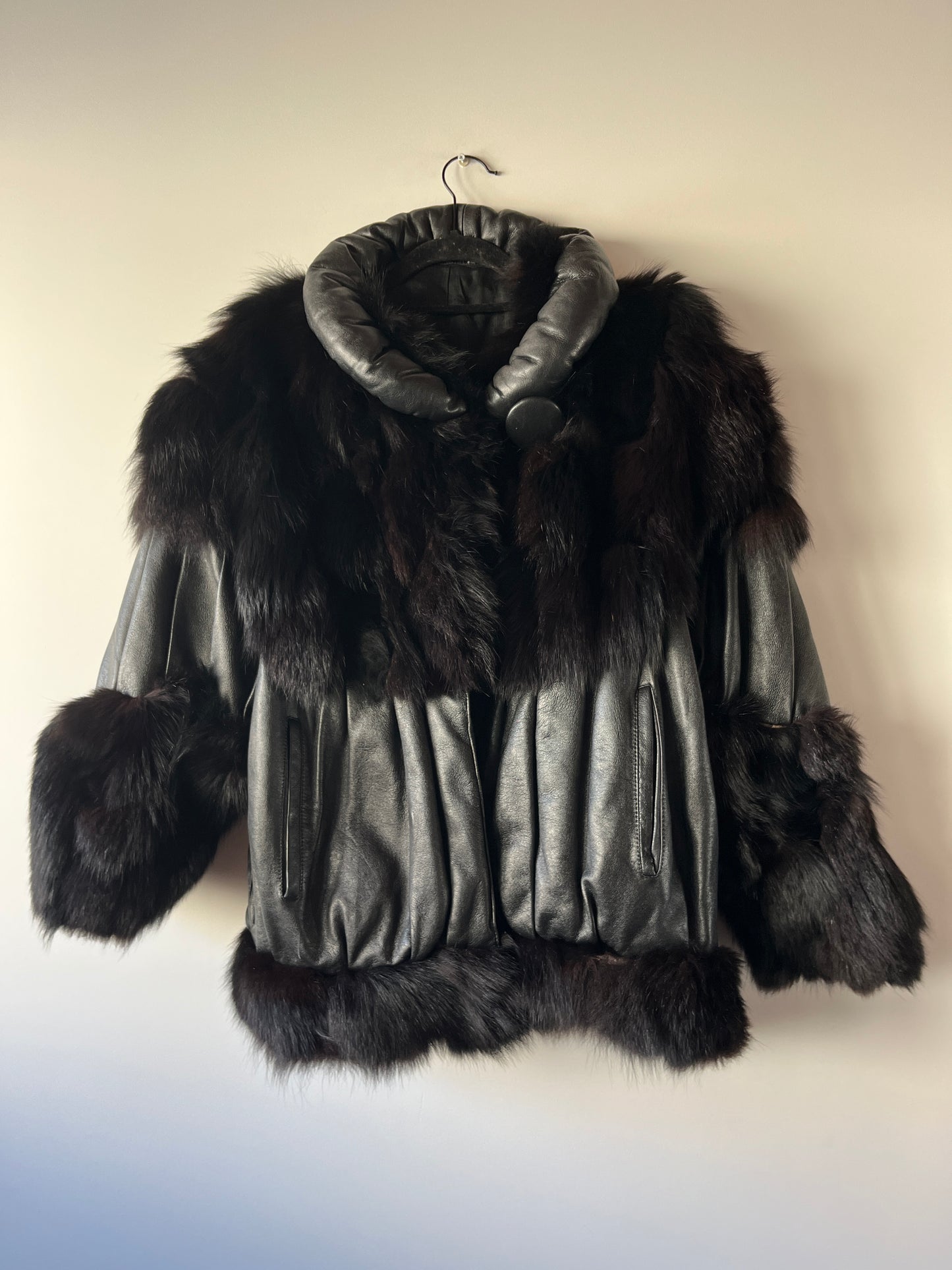 Veste en cuir et fourrure à manches chauve-souris