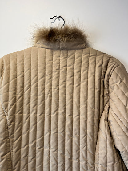 Veste matelassée beige avec bordures en fourrure