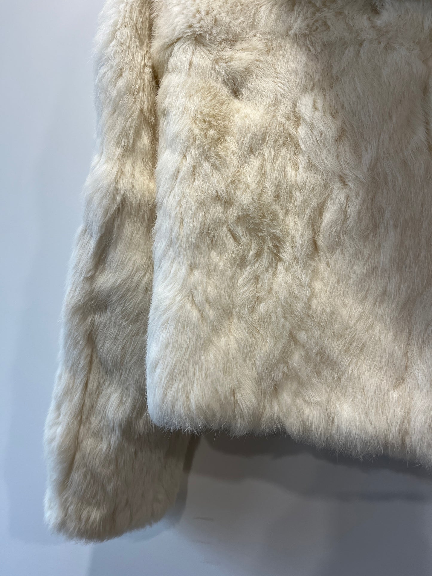 Veste à capuche courte en fourrure blanche