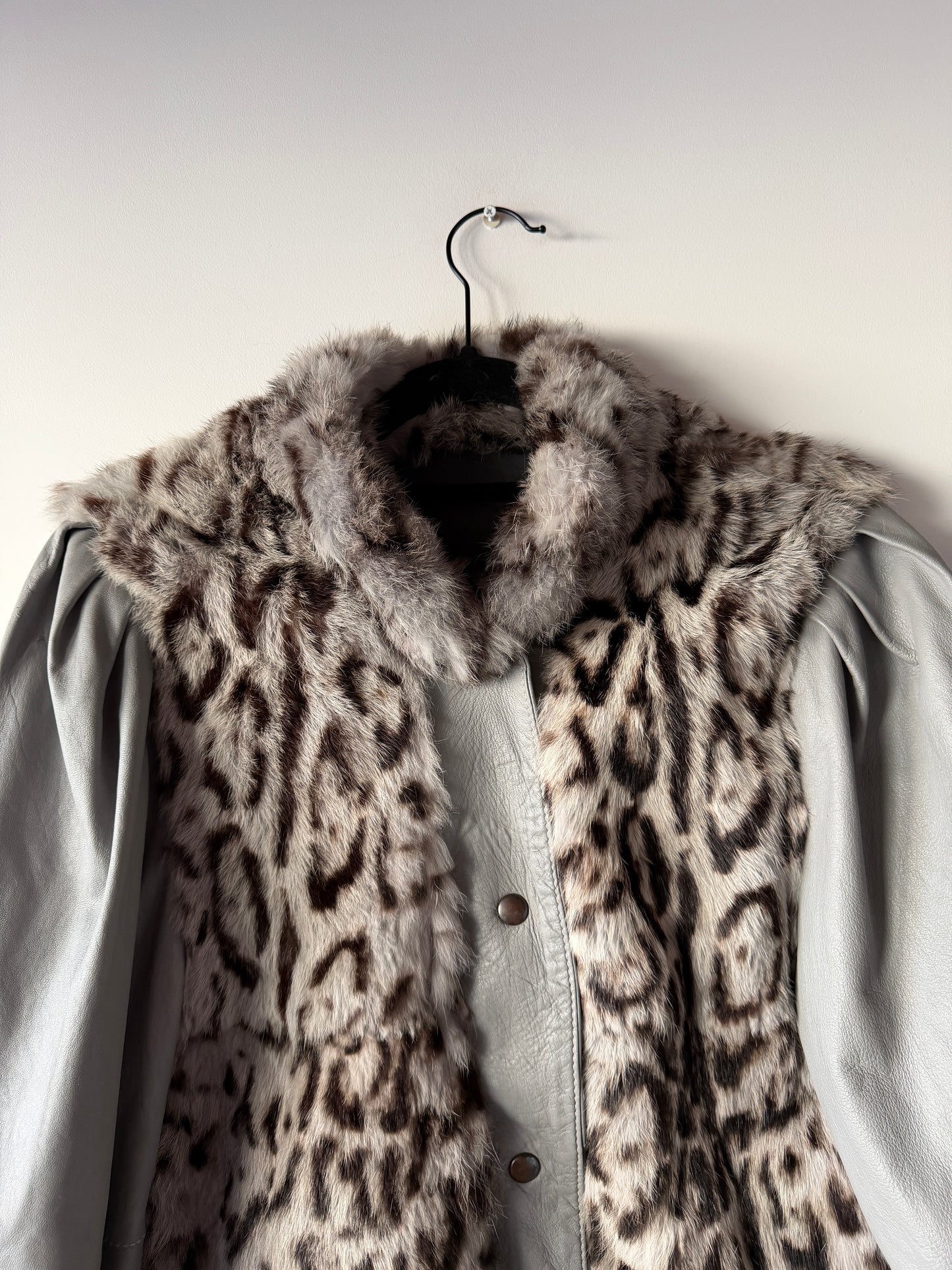Veste en cuir gris et fourrure imprimée léopard