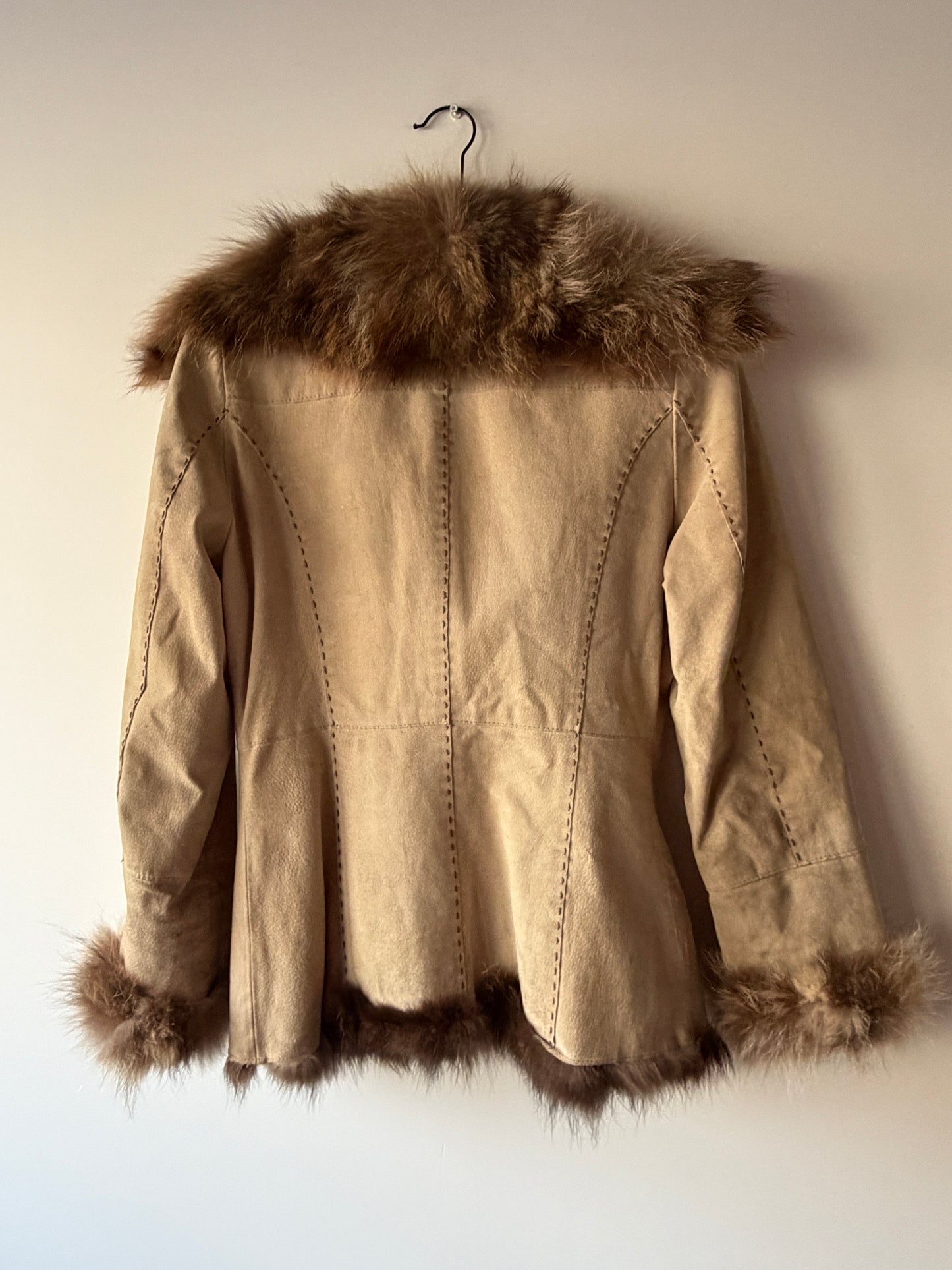 Veste en cuir beige avec bordures en fourrure