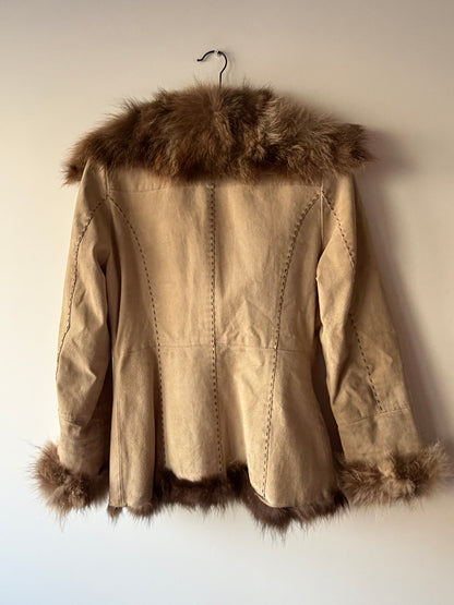 Veste en cuir beige avec bordures en fourrure
