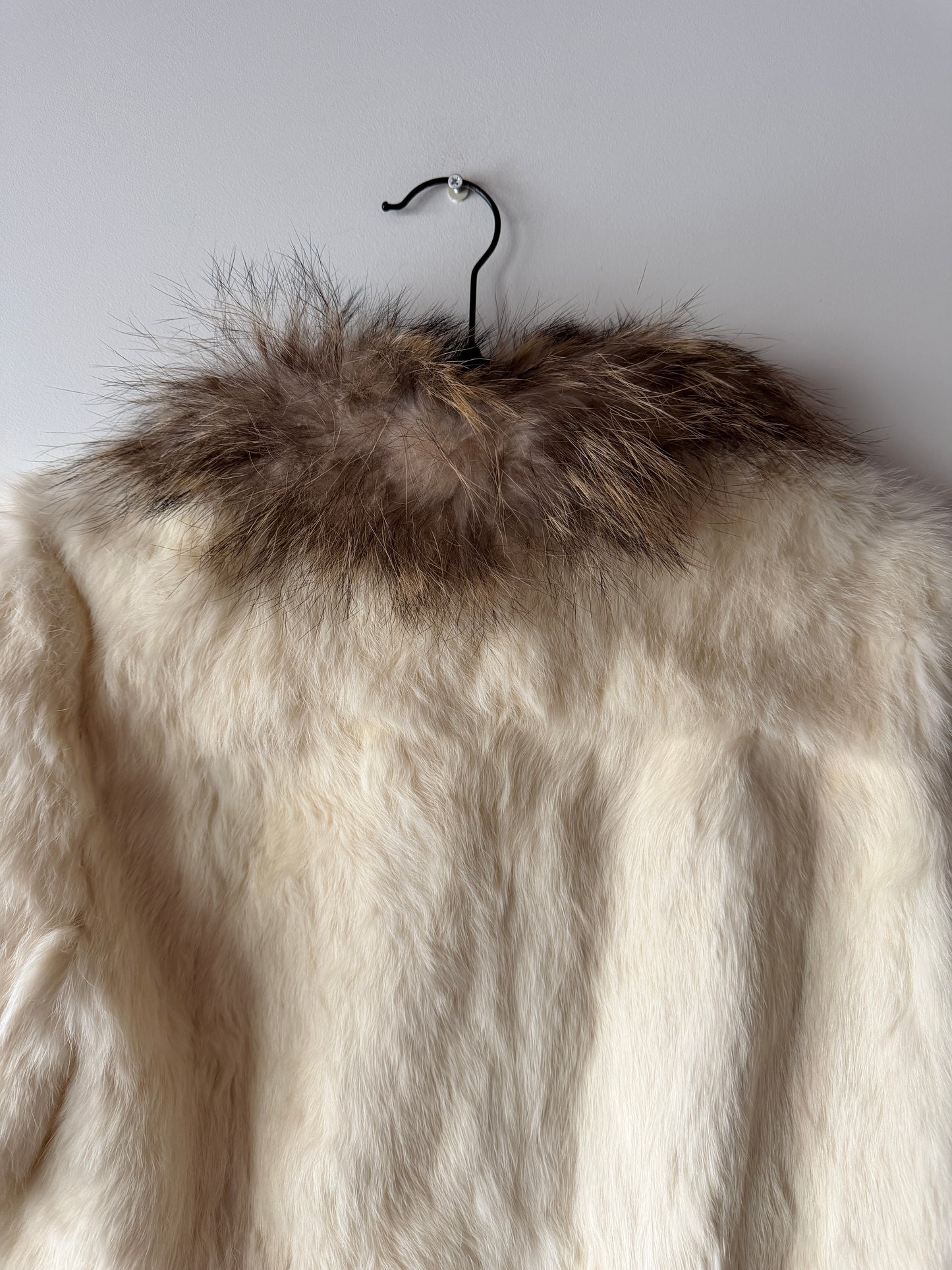 Veste en fourrure blanche et col gris